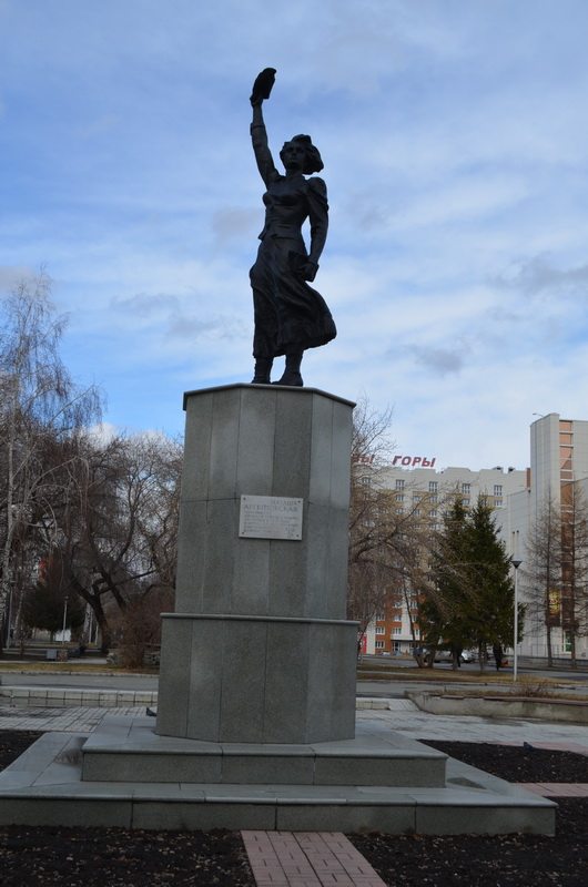 Памятники города кургана достопримечательности. Памятник нулевой километр курган. Памятник невежина курган. Памятник леониду красину. Памятник аргентовской в кургане.